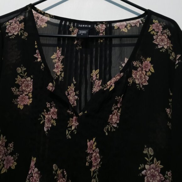 Torrid Womans Sheer Black Floral 3/4 Sleeve Pleats Top SIze 2 - Picture 3 of 9